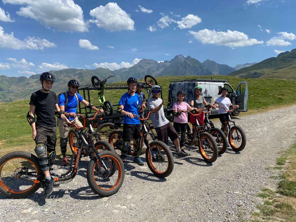 Famille pendant une sortie trot rando avec vue panoramique